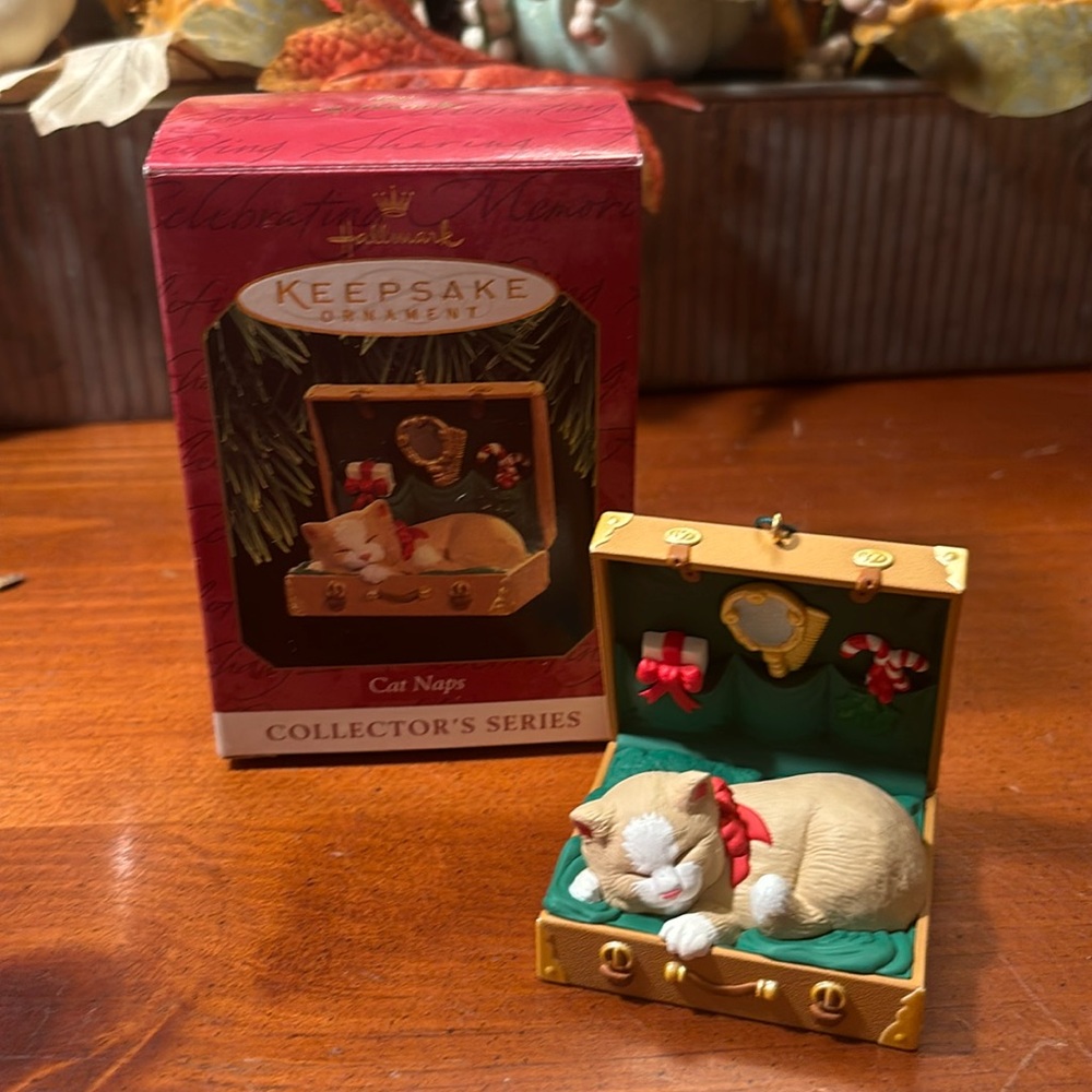 1997 Hallmark Keepsake Ornament "Cat Naps" Collectors Series
